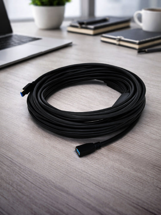Cable USB-A en un escritorio